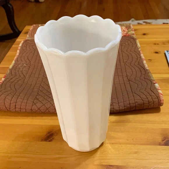 Vintage Milkglass Vase, nice weight, EUC - Picture 4 of 9